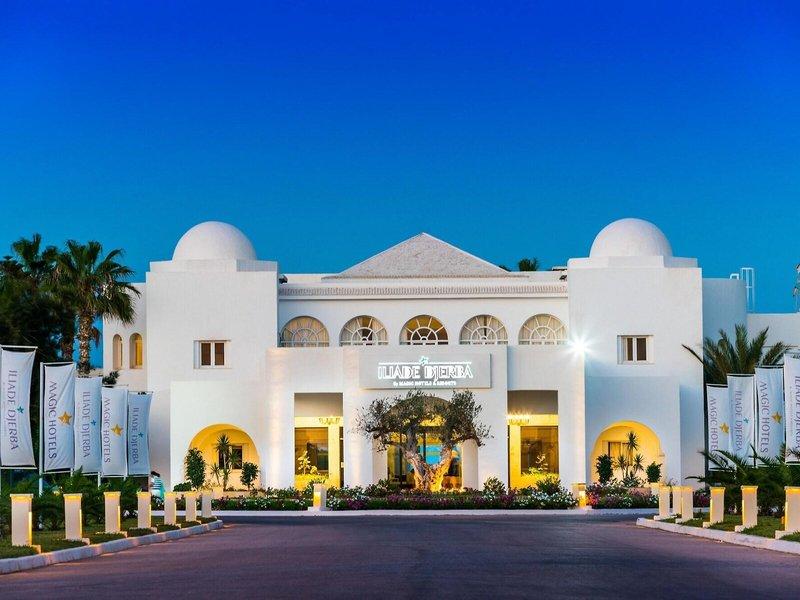 Haupteingang des Iliade Djerba Hotel mit Palmen und Beleuchtung
