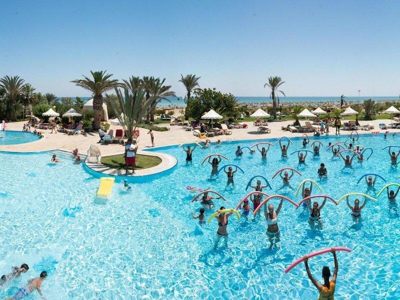 Schwimmbecken mit Aquagym-Kurs im Iliade Djerba by Magic Hotels