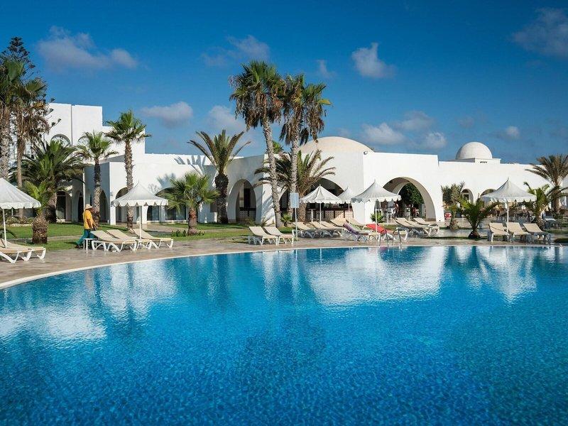 Außenpool mit Liegen vor dem Hotel Iliade Djerba by Magic Hotels