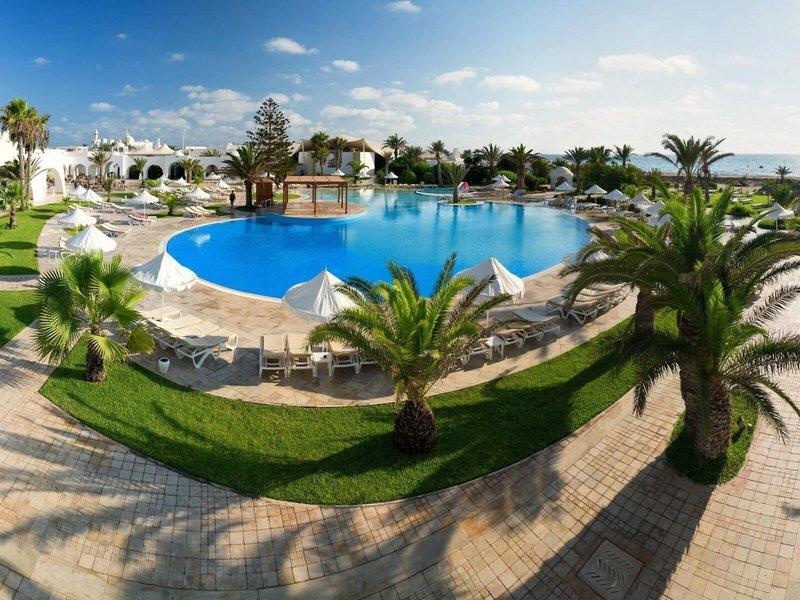 Luftaufnahme des Iliade Djerba by Magic Hotels mit großem Pool und Sonnenliegen