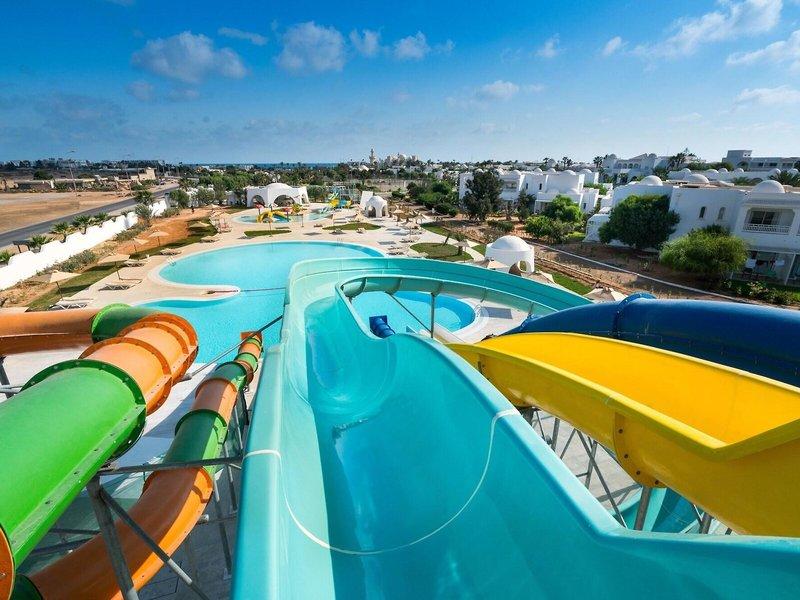 Wasserrutsche im Hotel Iliade Djerba von Magic Hotels mit mehreren bunten Rutschen.