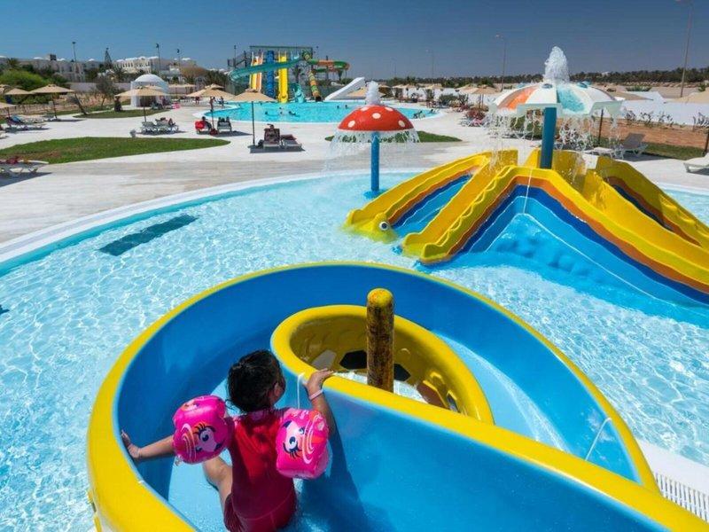 Kind im Wasserpark des Hotels Iliade Djerba by Magic Hotels