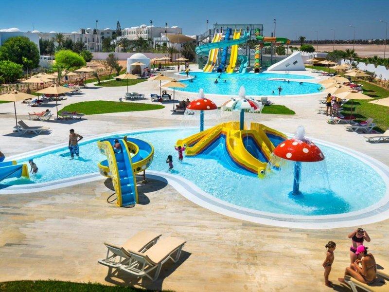 Luftaufnahme des Iliade Djerba Wasserparks mit Wasserrutschen und Schwimmbecken.