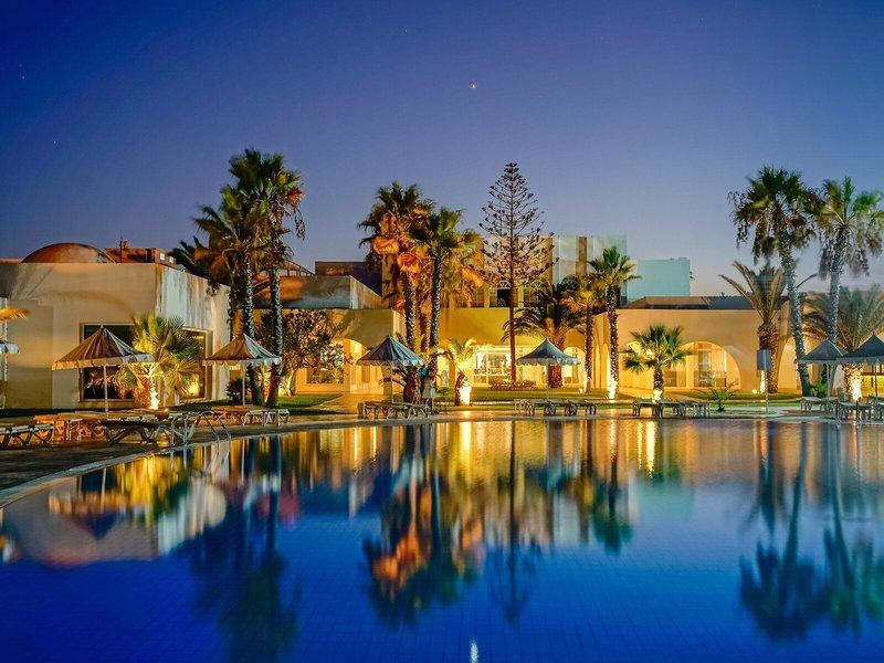Foto des Iliade Djerba by Magic Hotels Hotelpools bei Nacht mit Palmen und Beleuchtung