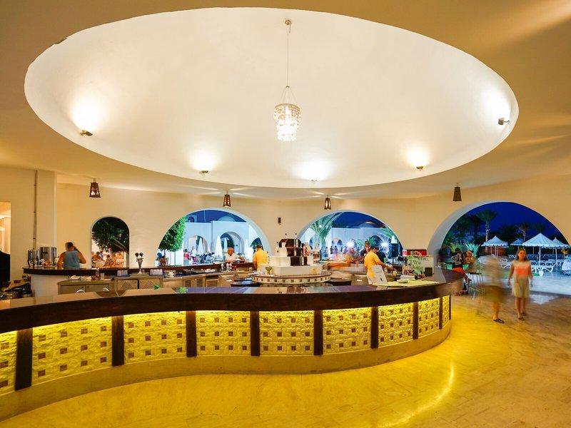 Innenansicht der Lobby-Bar des Iliade Djerba Hotels mit hoher Decke und beleuchteter Theke