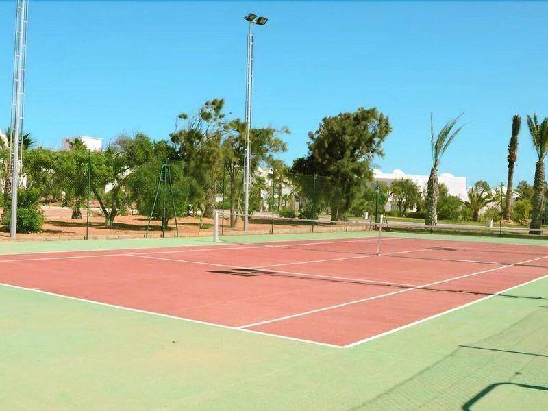 Tennisplatz im Hotel Iliade Djerba by Magic Hotels mit grünen und roten Feldern.
