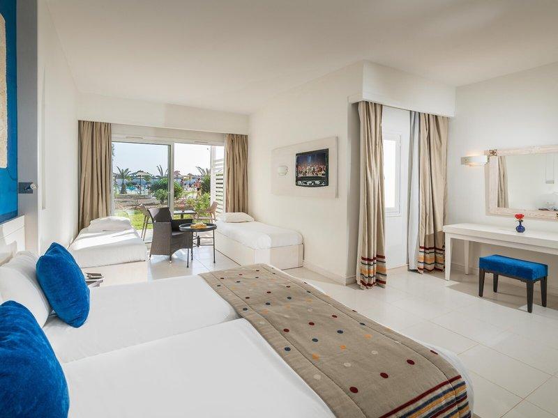 Hotelzimmer mit Doppelbett und Aussicht auf den Garten im Iliade Djerba by Magic Hotels