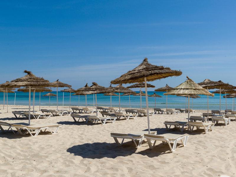 Strand mit Sonnenliegen und Sonnenschirmen im JAZ Tour Khalef Hotel