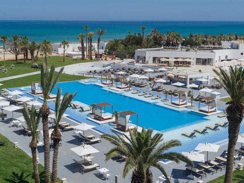 Luftaufnahme des JAZ Tour Khalef Resorts mit großem Swimmingpool und Sonnenliegen am Strand