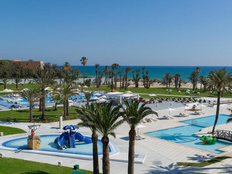 Luftaufnahme des JAZ Tour Khalef Resorts mit Swimmingpools, Palmen und Meer im Hintergrund.