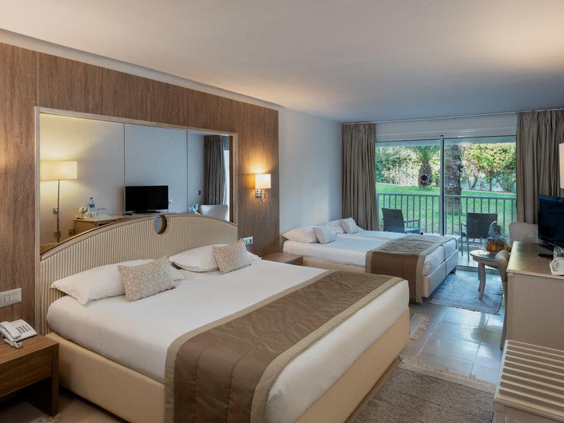 Hotelzimmer im JAZ Tour Khalef mit zwei Betten, großem Spiegel und Balkon.