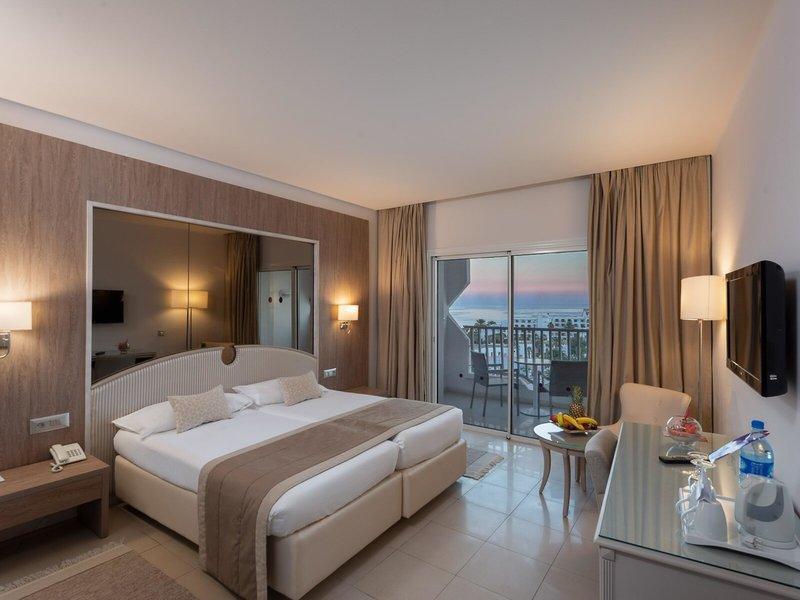 Doppelbettzimmer im JAZ Tour Khalef Hotel mit Balkon und Meerblick.