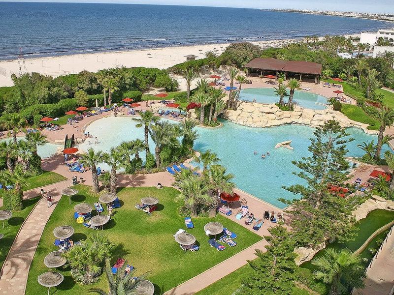 Luftaufnahme des Sahara Beach AquaPark Resorts mit Pool, Liegen und Strand