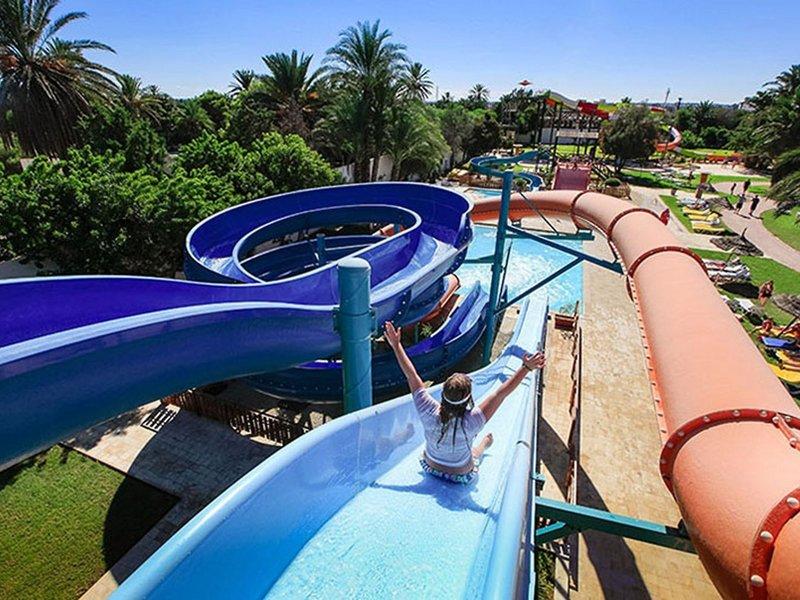 Gäste genießen die Wasserrutsche im Sahara Beach AquaPark Resort.