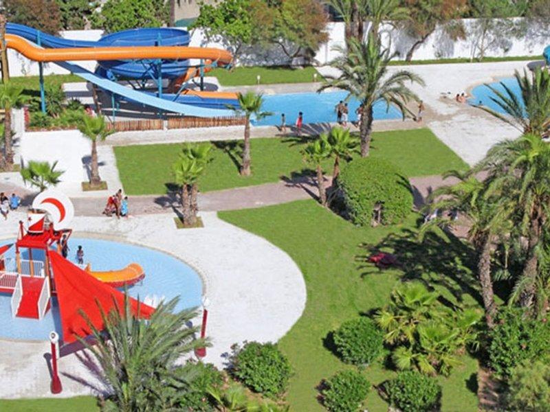 Luftaufnahme des Sahara Beach AquaPark Resorts mit Wasserrutschen und Schwimmbecken.