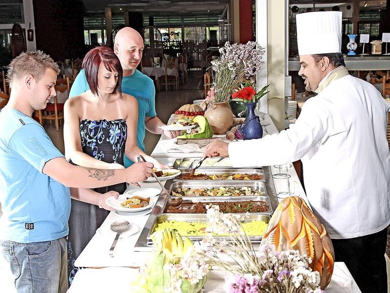 Ein Koch serviert ein Buffet im Sahara Beach AquaPark Resort.