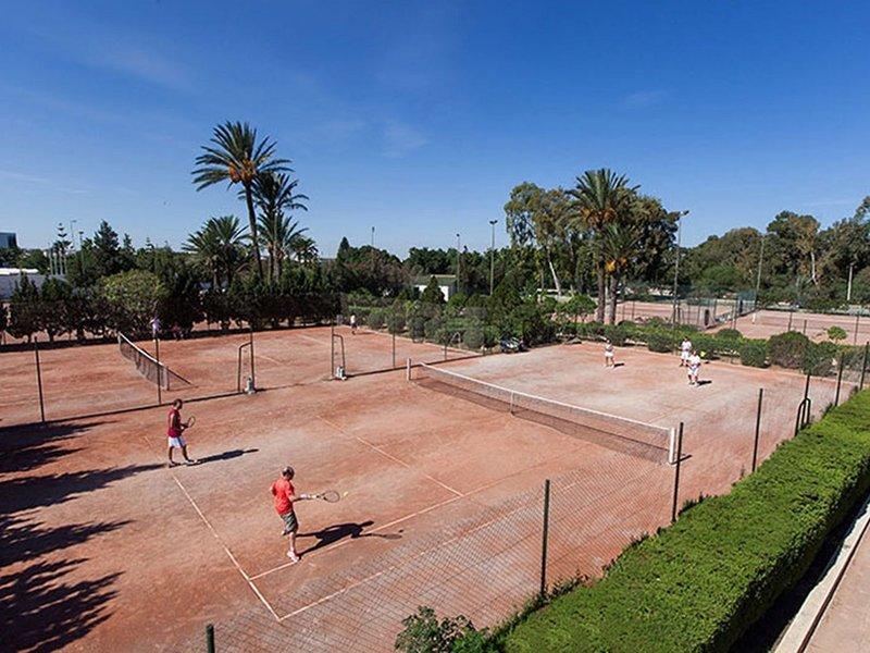 Tennisplätze im Sahara Beach AquaPark Resort bei klarem Wetter