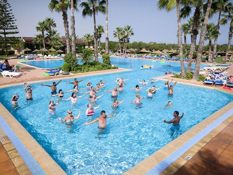 Menschen schwimmen im Pool des Sahara Beach AquaPark Resorts