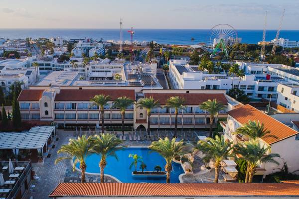 Luftaufnahme des Napa Plaza Hotels mit Blick auf die Stadt, Meer und einen Vergnügungspark.