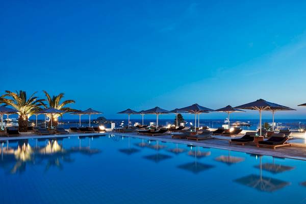 Abendansicht des Swimmingpools im Myconian Ambassador Relais & Chateaux Hotel