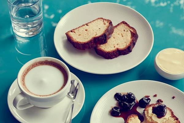 Frühstücksplatte im Myconian Ambassador Hotel mit Kaffee, Toast und Wasser.