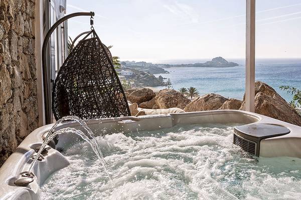 Whirlpool mit Meerblick im Myconian Ambassador Relais & Chateaux Hotel