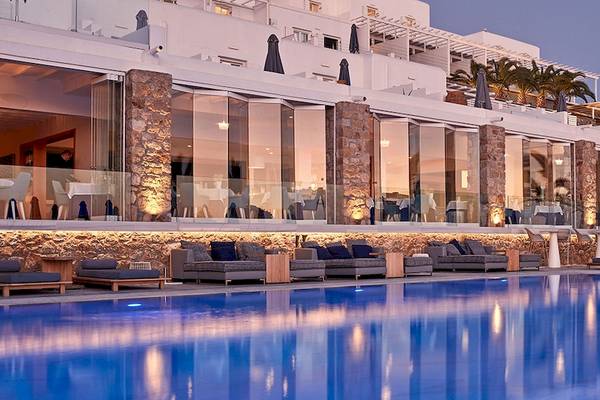 Nachtansicht des Swimmingpools des Myconian Ambassador Relais & Chateaux Hotels