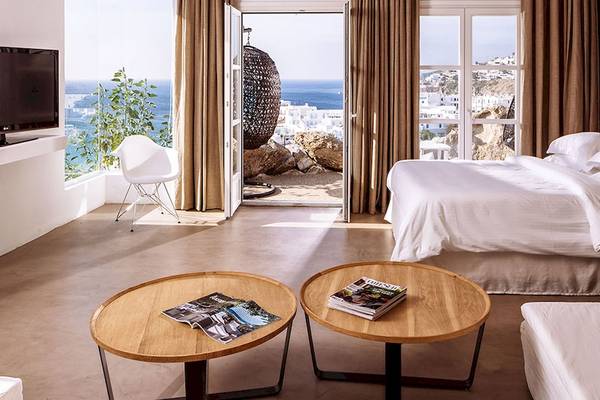 Hotelzimmer im Myconian Ambassador Relais & Chateaux mit Meerblick und modernen Möbeln.
