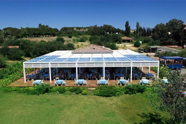 Luftaufnahme des Fun&Sun Smart Hane sun Hotels mit überdachter Terrasse und Solarpaneelen.