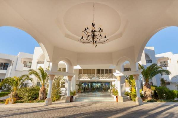 Eingangsbereich des Djerba Holiday Beach Hotels mit Arkaden und Palmen