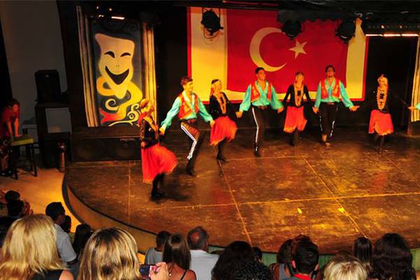 Eine türkische Tanzgruppe performt auf der Bühne vor einem Publikum.