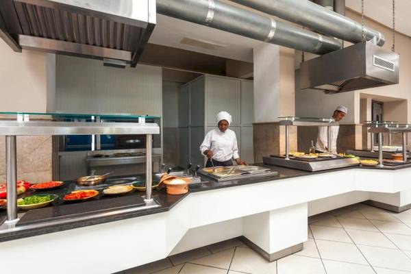Buffet im Restaurant des Djerba Holiday Beach Hotels mit Köchen und Speisen.
