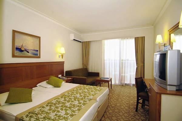 Hotelzimmer mit Doppelbett, Couch und Fernseher im Fun&Sun Smart Hane sun.