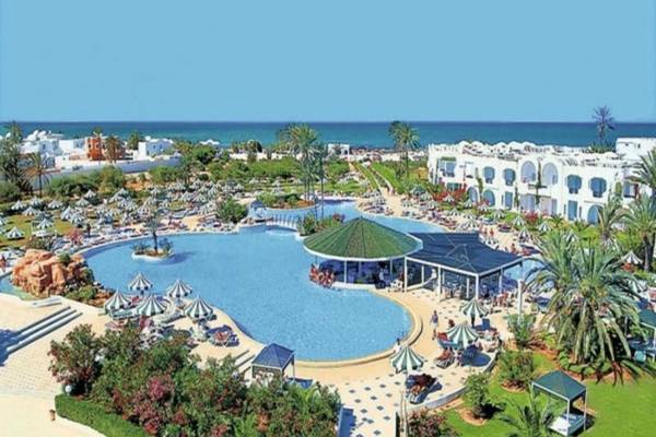 Luftaufnahme des Djerba Holiday Beach Resorts mit Pool, Sonnenschirmen und Hotelgebäuden am Meer