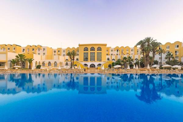 Djerba Holiday Beach Hotel mit Pool und Liegestühlen im Freien