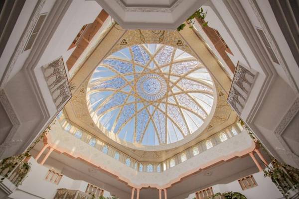 Innenansicht des Djerba Holiday Beach Hotels mit einer runden, verglasen Kuppel.