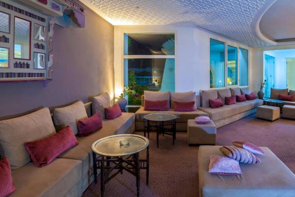 Lounge-Bereich im Djerba Holiday Beach Hotel mit Sofas und Tischen.