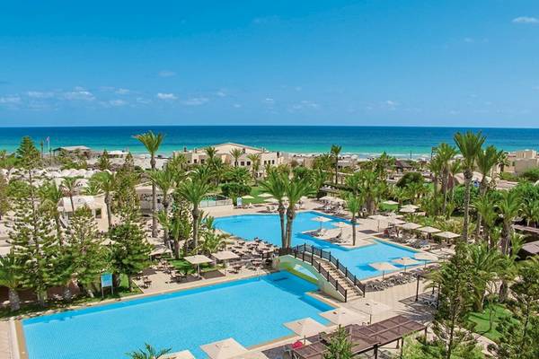 Luftaufnahme des Aldiana Club Djerba Atlantide Resorts mit Swimmingpool und Außenbereich