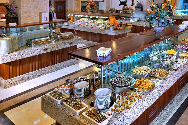 Buffet-Tisch im Crystal Deluxe Resort & Spa mit verschiedenen Speisen und Desserts.