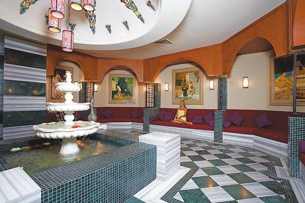 Innenbereich des Crystal Deluxe Resort & Spa mit einem Wasserbrunnen und Sitzgelegenheiten.