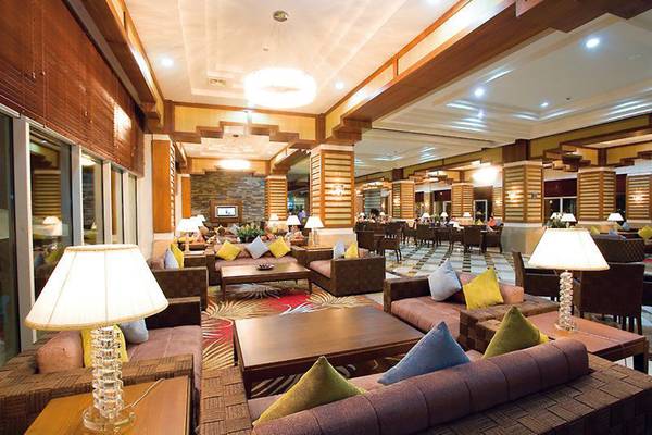 Lobby des Crystal Deluxe Resort & Spa mit Sofas, Lampen und Tischen