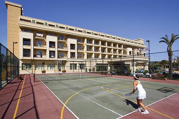 Tennisplatz vor dem Crystal Deluxe Resort & Spa Hotel