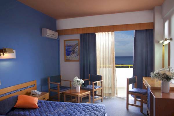 Hotelzimmer im Irene Palace Beach Resort mit Blick auf das Meer.