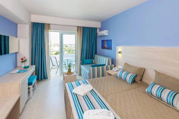 Zimmer im Irene Palace Beach Resort mit Blick auf den Balkon und Gartenmöbel.