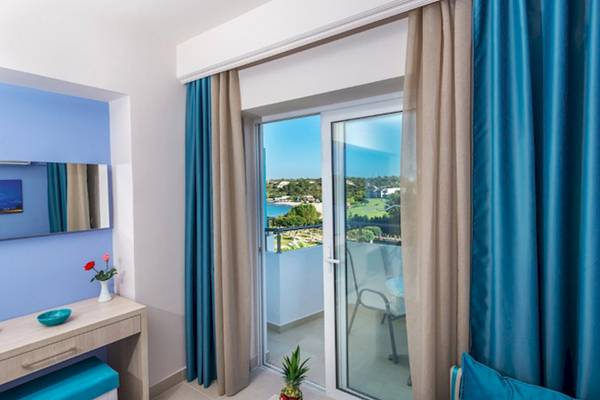 Zimmer im Irene Palace Beach Resort Hotel mit Blick auf den Balkon und die Aussicht.