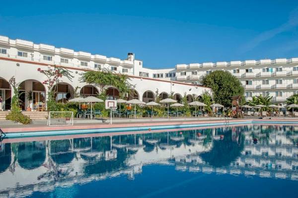 Außenbereich des Irene Palace Beach Resort mit Swimmingpool und Sonnenschirmen