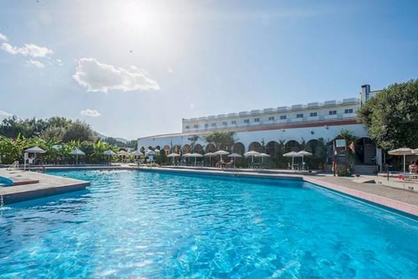 Außenpool des Irene Palace Beach Resorts an einem sonnigen Tag.