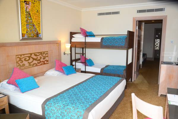 Doppelzimmer mit Stockbett im Crystal Deluxe Resort & Spa mit Gemälde an der Wand.
