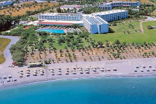 Luftaufnahme des Irene Palace Beach Resort mit Pool und vielen Sonnenschirmen am Strand.