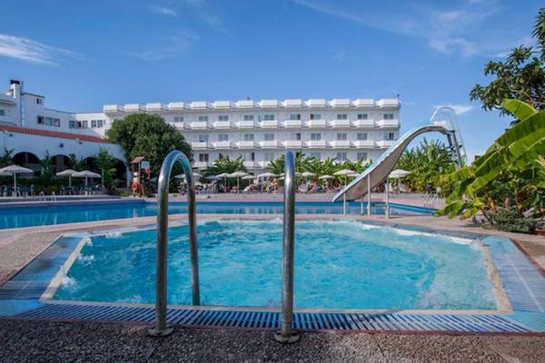 Der Pool mit einer Rutsche im Irene Palace Beach Resort